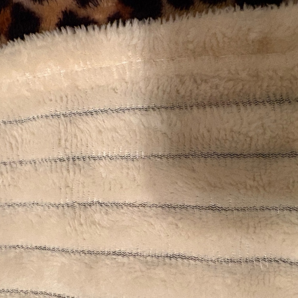 3 Ribbed Cream Throws - Picture 2 of 3